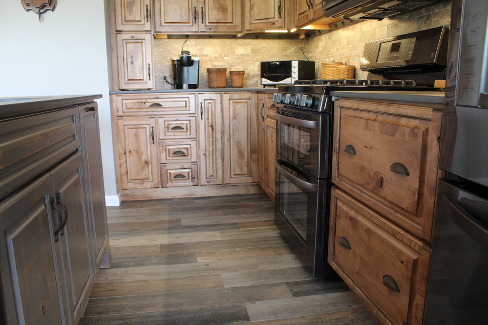 Foto på ett mellanstort rustikt kök, med en undermonterad diskho, luckor med upphöjd panel, skåp i mellenmörkt trä, stänkskydd i stenkakel, svarta vitvaror, klinkergolv i keramik, en köksö, flerfärgat golv, bänkskiva i rostfritt stål och beige stänkskydd