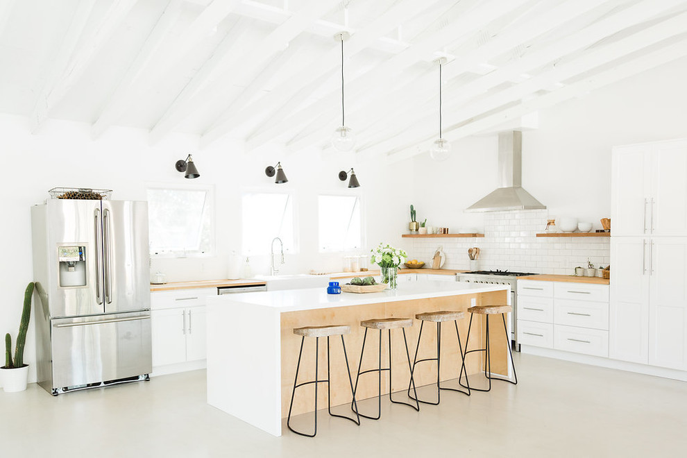 Mittelgroße Moderne Küche mit Landhausspüle, Schrankfronten im Shaker-Stil, Arbeitsplatte aus Holz, Küchengeräten aus Edelstahl, Betonboden und Kücheninsel in San Diego