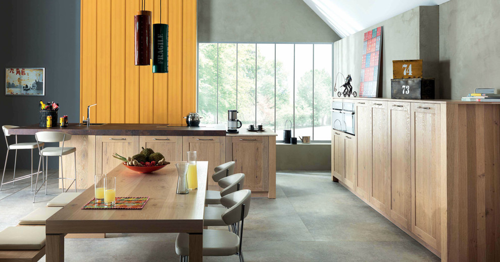 Idee per una cucina minimalista di medie dimensioni con lavello a vasca singola, ante in stile shaker, ante in legno chiaro, top in laminato, elettrodomestici da incasso e pavimento in gres porcellanato