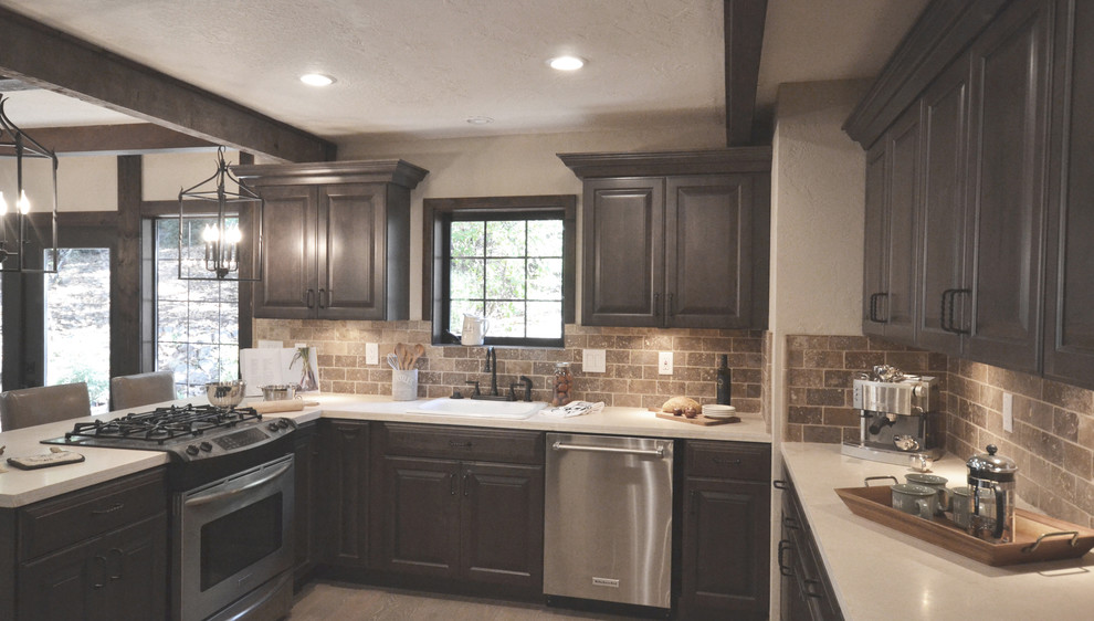 Foto på ett stort rustikt kök, med en nedsänkt diskho, luckor med upphöjd panel, skåp i mörkt trä, bänkskiva i kalksten, brunt stänkskydd, stänkskydd i stenkakel, rostfria vitvaror, mellanmörkt trägolv, en halv köksö och brunt golv