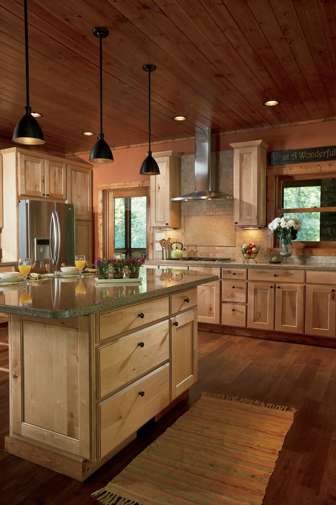 Imagen de cocina rural grande con armarios con paneles empotrados, puertas de armario de madera clara, electrodomésticos de acero inoxidable y una isla