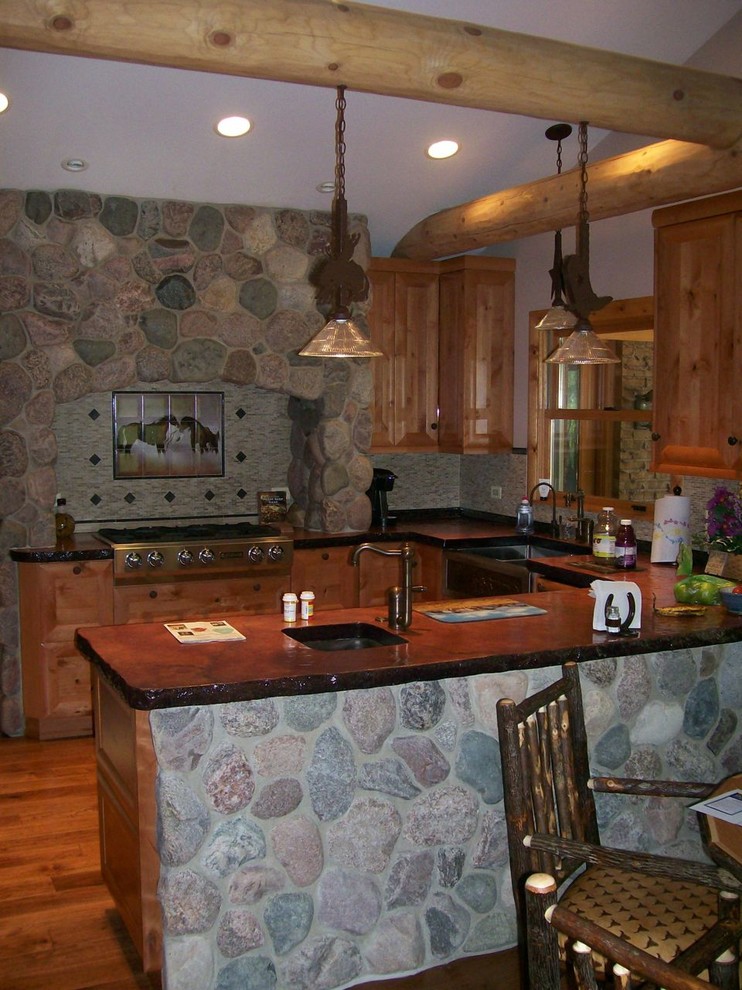 Exempel på ett rustikt kök