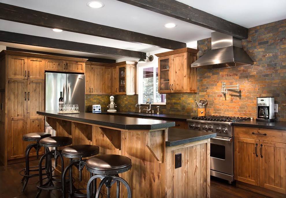 Exempel på ett mellanstort rustikt kök, med en undermonterad diskho, släta luckor, skåp i slitet trä, granitbänkskiva, flerfärgad stänkskydd, stänkskydd i stenkakel, rostfria vitvaror, mörkt trägolv och en köksö