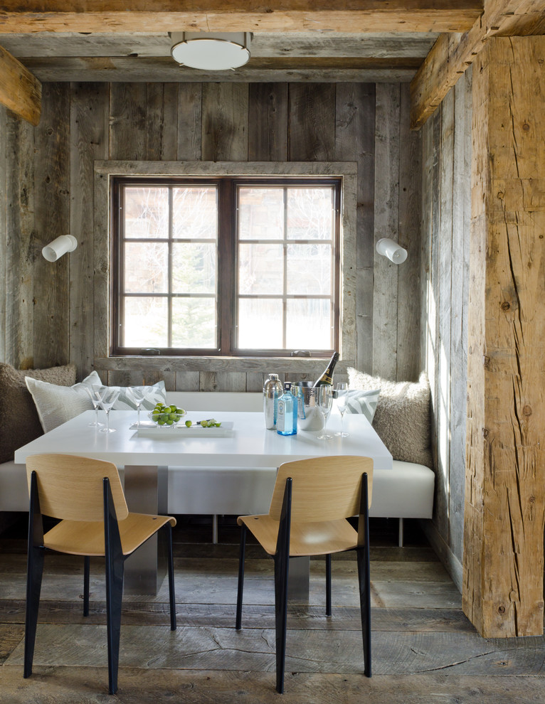 Стильный дизайн: кухня в стиле рустика с обеденным столом - последний тренд