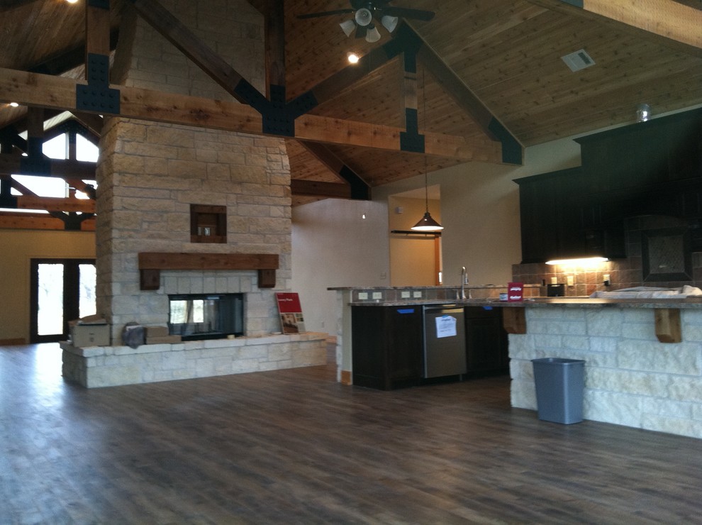 Exemple d'une grande cuisine ouverte montagne en L et bois foncé avec un placard à porte shaker, un plan de travail en granite, un sol en vinyl et îlot.