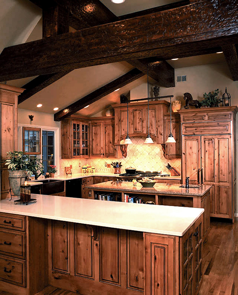 Große Klassische Küche in U-Form mit Vorratsschrank, Landhausspüle, hellbraunen Holzschränken, Küchenrückwand in Beige und Kücheninsel in Kansas City