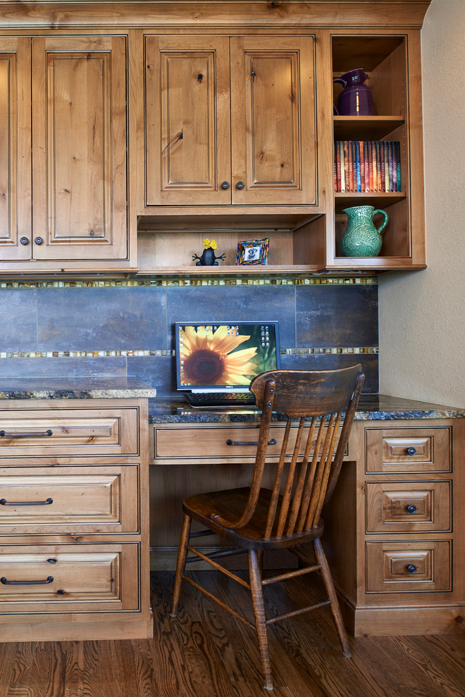Rustik inredning av ett stort kök, med en dubbel diskho, luckor med upphöjd panel, skåp i ljust trä, granitbänkskiva, brunt stänkskydd, stänkskydd i porslinskakel, rostfria vitvaror, mellanmörkt trägolv och en köksö