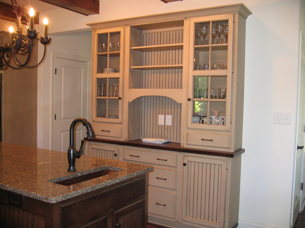 Immagine di una cucina stile rurale con lavello stile country, top in granito, paraspruzzi multicolore e elettrodomestici in acciaio inossidabile