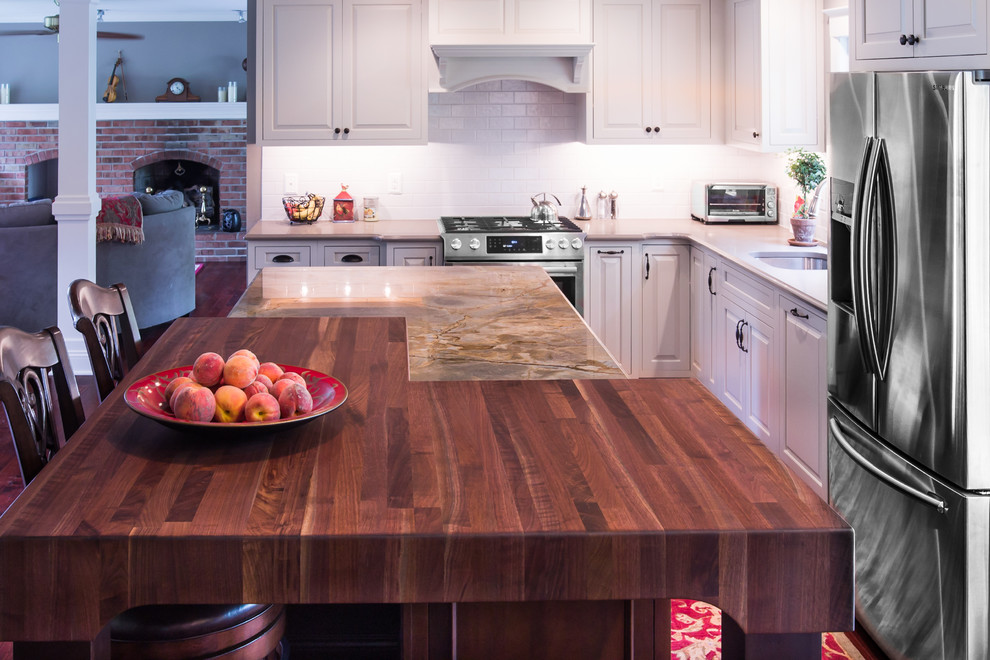 Example of a large eclectic u-shaped dark wood floor and brown floor eat-in kitchen design in Philadelphia with an undermount sink, shaker cabinets, white cabinets, quartzite countertops, white backsplash, ceramic backsplash, stainless steel appliances, an island and multicolored countertops