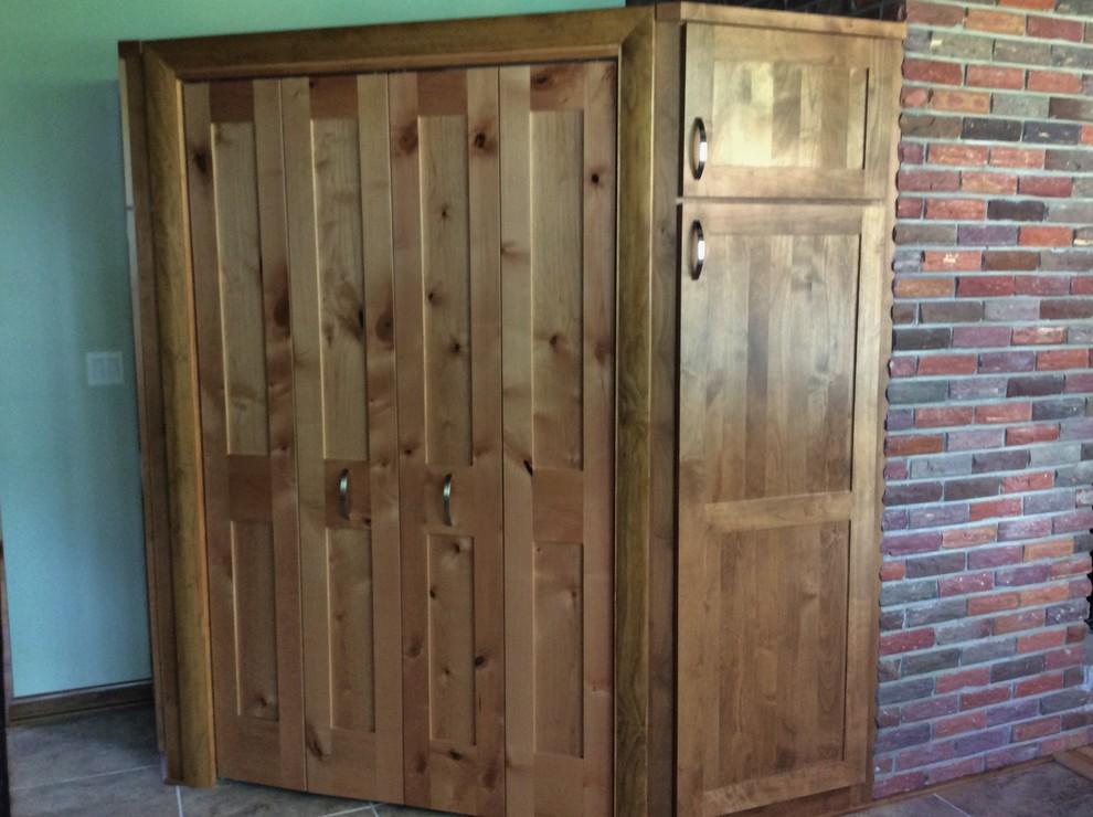 Ejemplo de cocina comedor rústica con armarios estilo shaker, puertas de armario de madera oscura y península