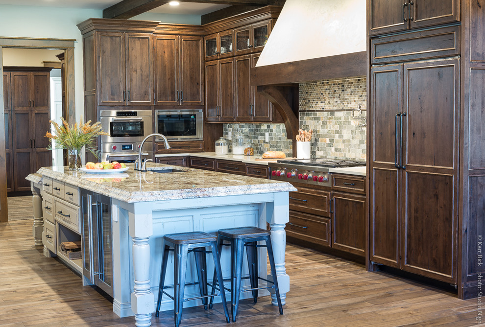 Exempel på ett stort rustikt l-kök, med en nedsänkt diskho, släta luckor, skåp i mellenmörkt trä, träbänkskiva, grönt stänkskydd, stänkskydd i marmor, integrerade vitvaror, mellanmörkt trägolv, flera köksöar och brunt golv