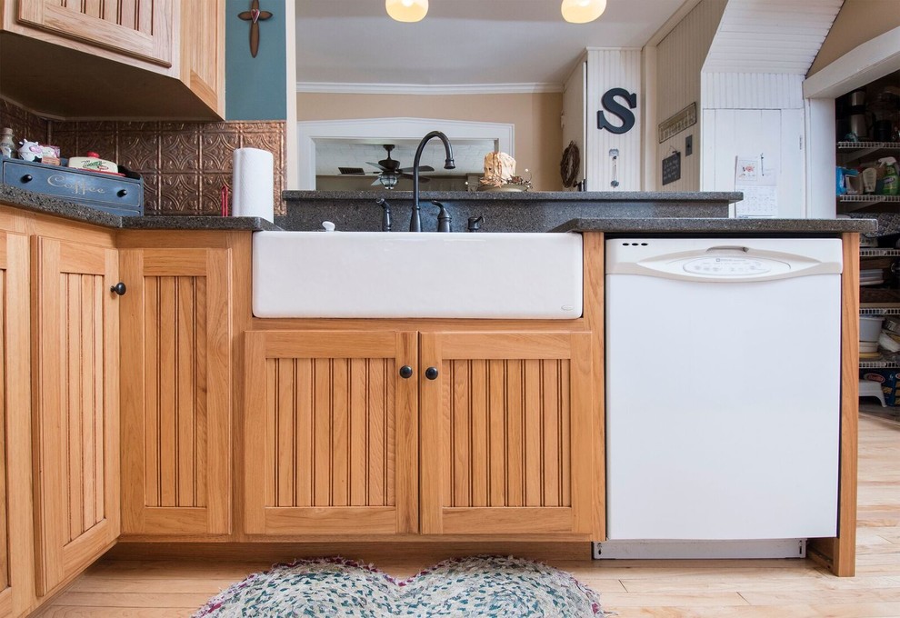Idéer för ett mellanstort rustikt grå kök, med en rustik diskho, luckor med infälld panel, skåp i ljust trä, granitbänkskiva, stänkskydd med metallisk yta, stänkskydd i keramik, vita vitvaror, ljust trägolv, en halv köksö och brunt golv