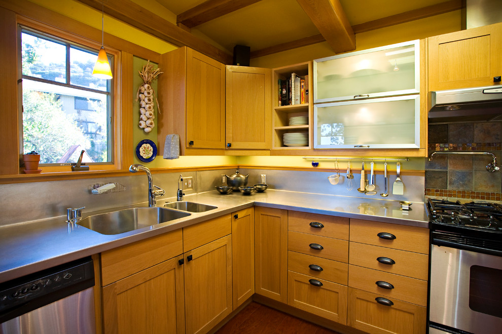 Urige Küche mit Schrankfronten im Shaker-Stil, hellen Holzschränken, Edelstahl-Arbeitsplatte und Küchenrückwand in Metallic in San Francisco