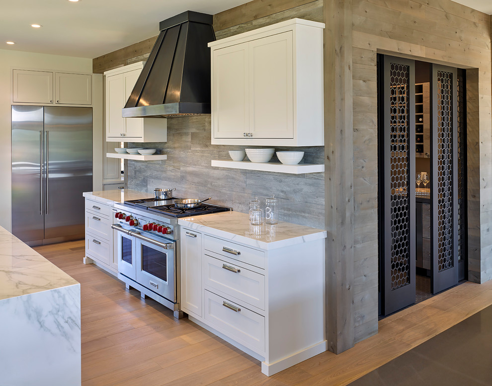 Foto på ett stort lantligt kök med öppen planlösning, med en rustik diskho, skåp i shakerstil, vita skåp, marmorbänkskiva, grått stänkskydd, rostfria vitvaror, mellanmörkt trägolv och flera köksöar