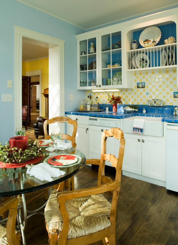 Bild på ett mellanstort vintage linjärt kök och matrum, med en rustik diskho, skåp i shakerstil, vita skåp, kaklad bänkskiva, stänkskydd i keramik och mörkt trägolv