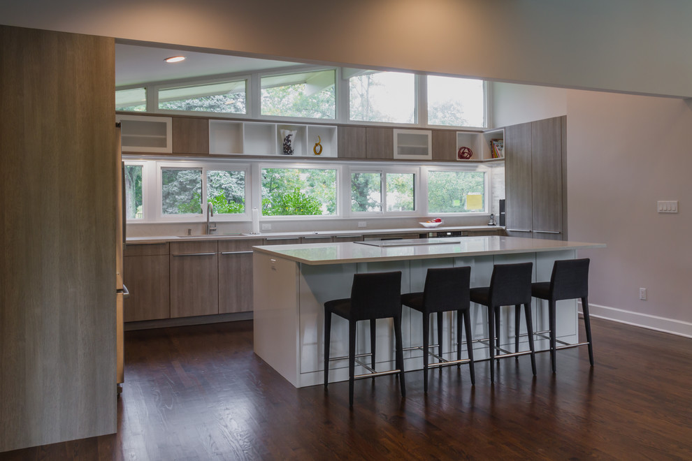 Esempio di una cucina minimalista di medie dimensioni con lavello integrato, top in quarzite, elettrodomestici in acciaio inossidabile, pavimento in marmo, ante lisce, ante in legno chiaro e paraspruzzi multicolore