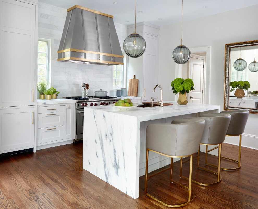 Klassische Küche mit Marmor-Arbeitsplatte, Küchenrückwand in Grau, Rückwand aus Marmor, Küchengeräten aus Edelstahl, Kücheninsel und weißer Arbeitsplatte in New York