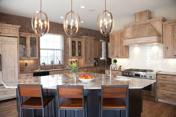Große Klassische Küche in L-Form mit profilierten Schrankfronten, hellbraunen Holzschränken, Granit-Arbeitsplatte, Küchenrückwand in Weiß, Rückwand aus Glasfliesen, Küchengeräten aus Edelstahl und Kücheninsel in San Diego