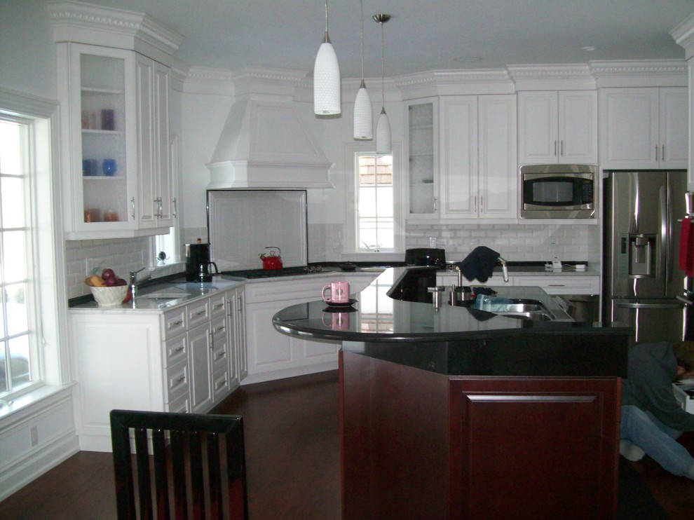 Kitchen - traditional kitchen idea in Newark