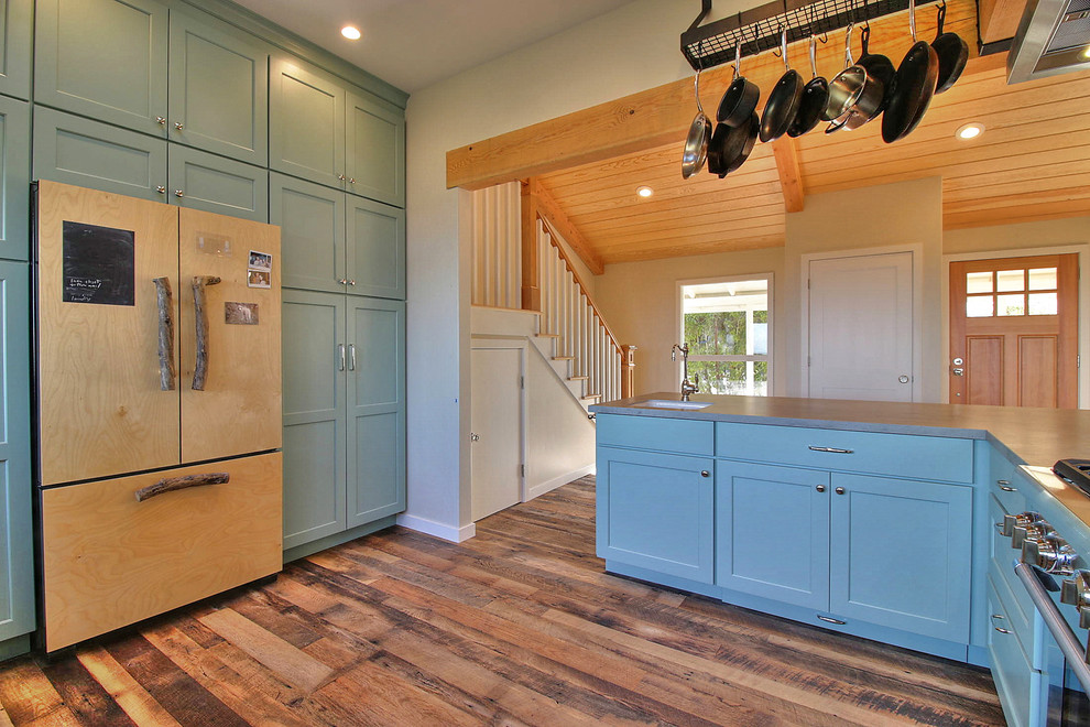 Mittelgroße Stilmix Küche mit Landhausspüle, Schrankfronten im Shaker-Stil, grünen Schränken, Elektrogeräten mit Frontblende, braunem Holzboden und Kücheninsel in San Francisco