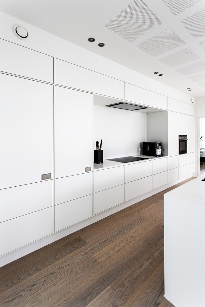 Immagine di una grande cucina lineare scandinava con paraspruzzi bianco e pavimento marrone