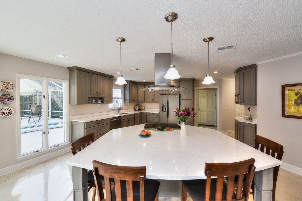 Exempel på ett stort klassiskt linjärt kök med öppen planlösning, med en dubbel diskho, skåp i shakerstil, grå skåp, bänkskiva i kvartsit, vitt stänkskydd, stänkskydd i sten, färgglada vitvaror, betonggolv, en köksö och flerfärgat golv