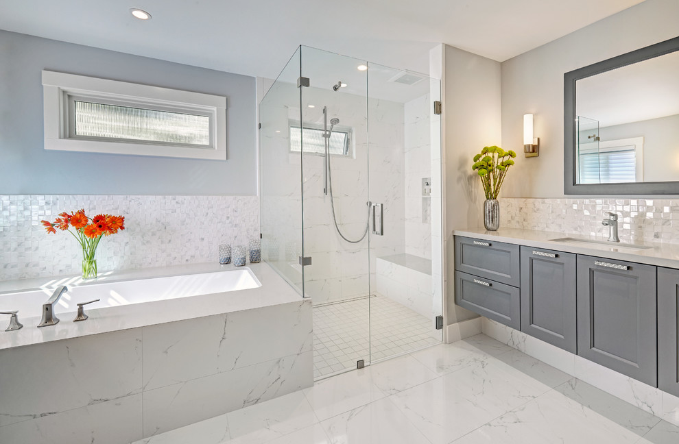 Mittelgroßes Modernes Badezimmer mit Schrankfronten mit vertiefter Füllung, weißen Schränken und braunem Holzboden in Sacramento