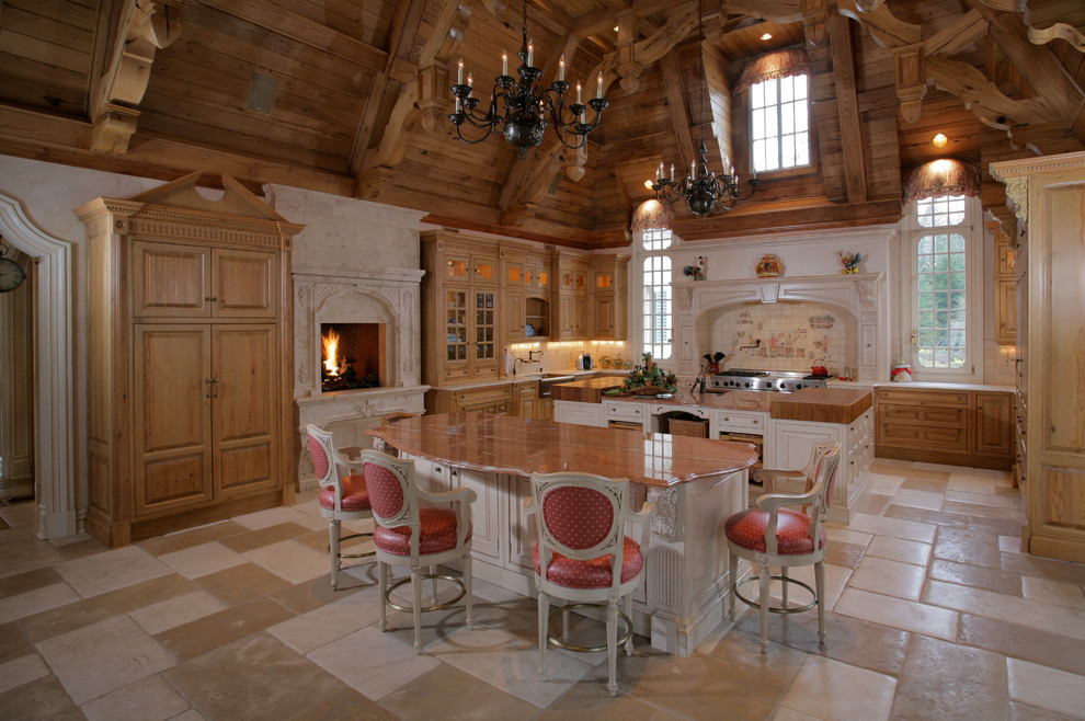 Foto på ett kök, med luckor med upphöjd panel, skåp i mellenmörkt trä, beige stänkskydd och integrerade vitvaror