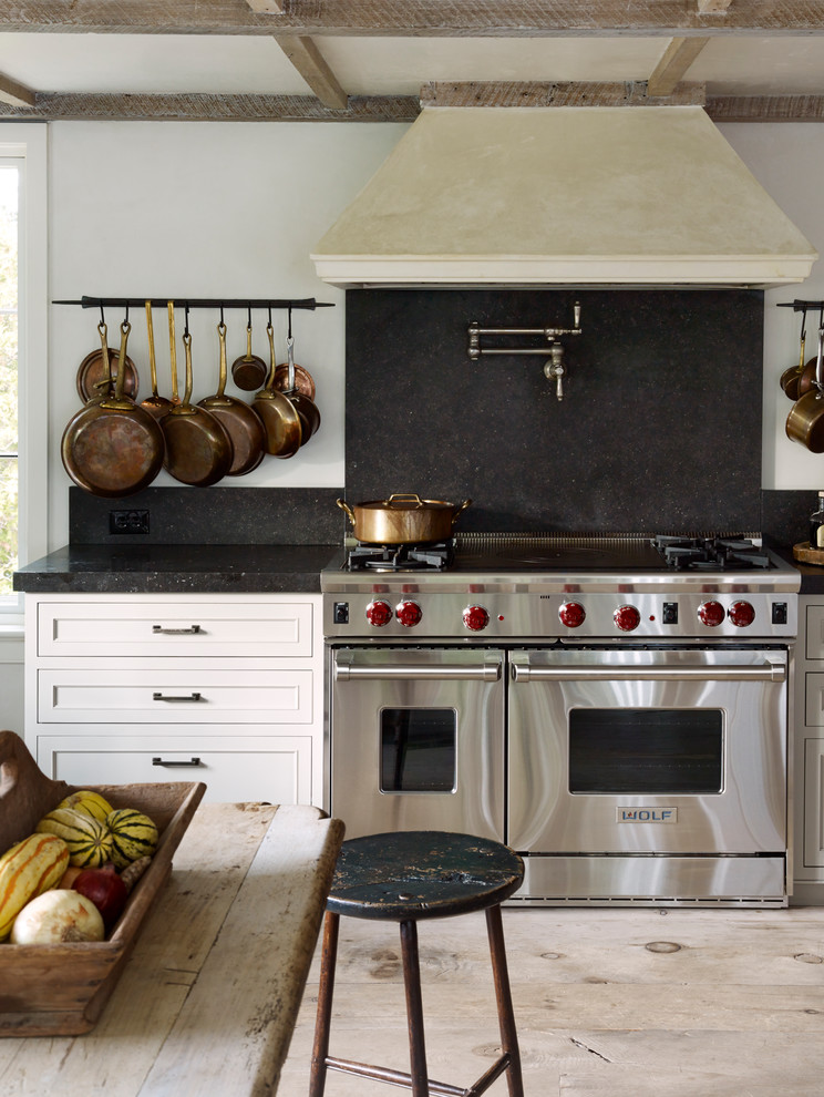 Exempel på ett stort lantligt kök, med skåp i shakerstil, vita skåp, granitbänkskiva, svart stänkskydd, rostfria vitvaror, ljust trägolv, beiget golv och en köksö