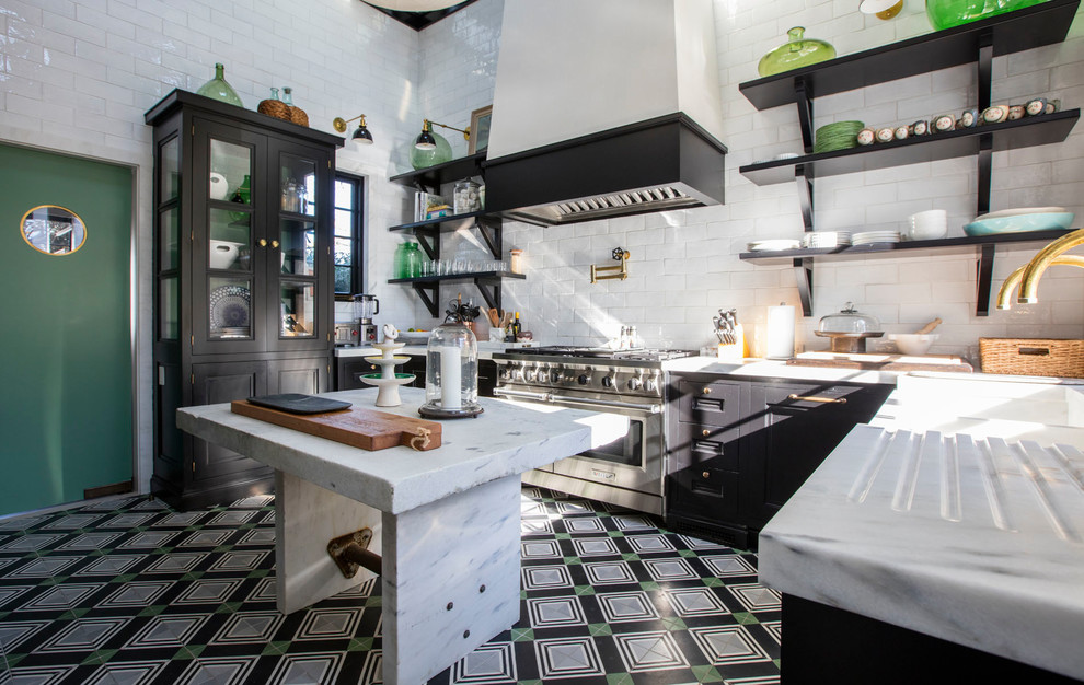 Stilmix Küche mit Landhausspüle, Schrankfronten mit vertiefter Füllung, schwarzen Schränken, Küchenrückwand in Weiß, Kücheninsel, buntem Boden und grauer Arbeitsplatte in New York