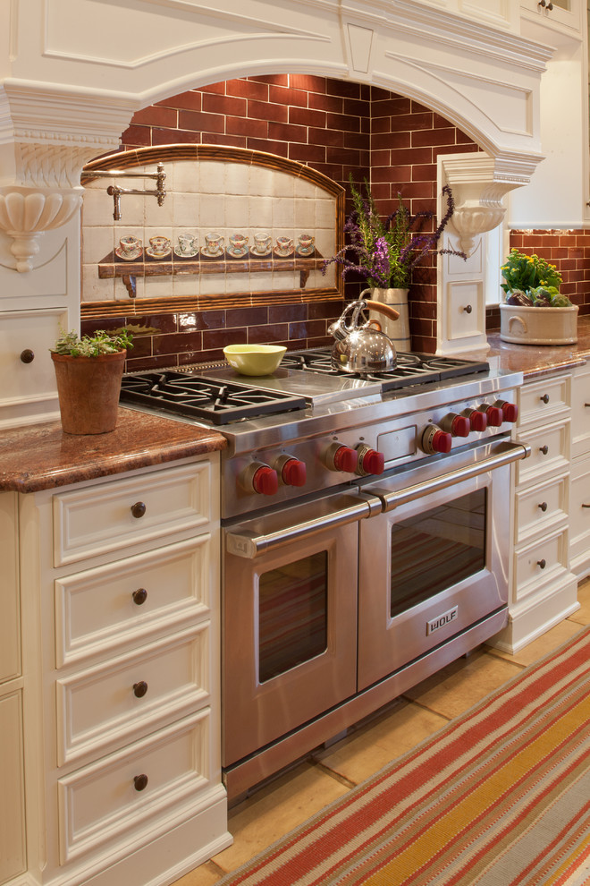 Modelo de cocina clásica grande con encimera de granito, salpicadero marrón, salpicadero de azulejos de cerámica y electrodomésticos de acero inoxidable