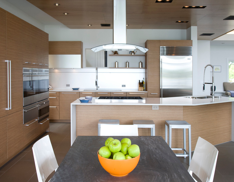 Immagine di una cucina moderna con ante lisce, ante in legno scuro e elettrodomestici in acciaio inossidabile