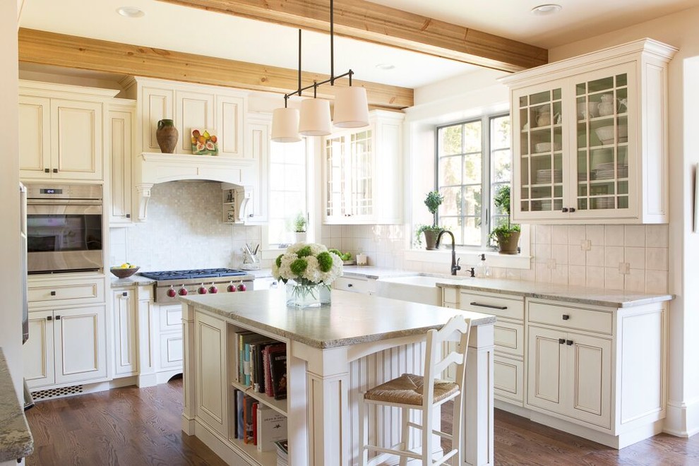 Exempel på ett mellanstort lantligt kök, med en rustik diskho, vita skåp, granitbänkskiva, vitt stänkskydd, stänkskydd i keramik, rostfria vitvaror, en köksö, luckor med infälld panel, mörkt trägolv och brunt golv