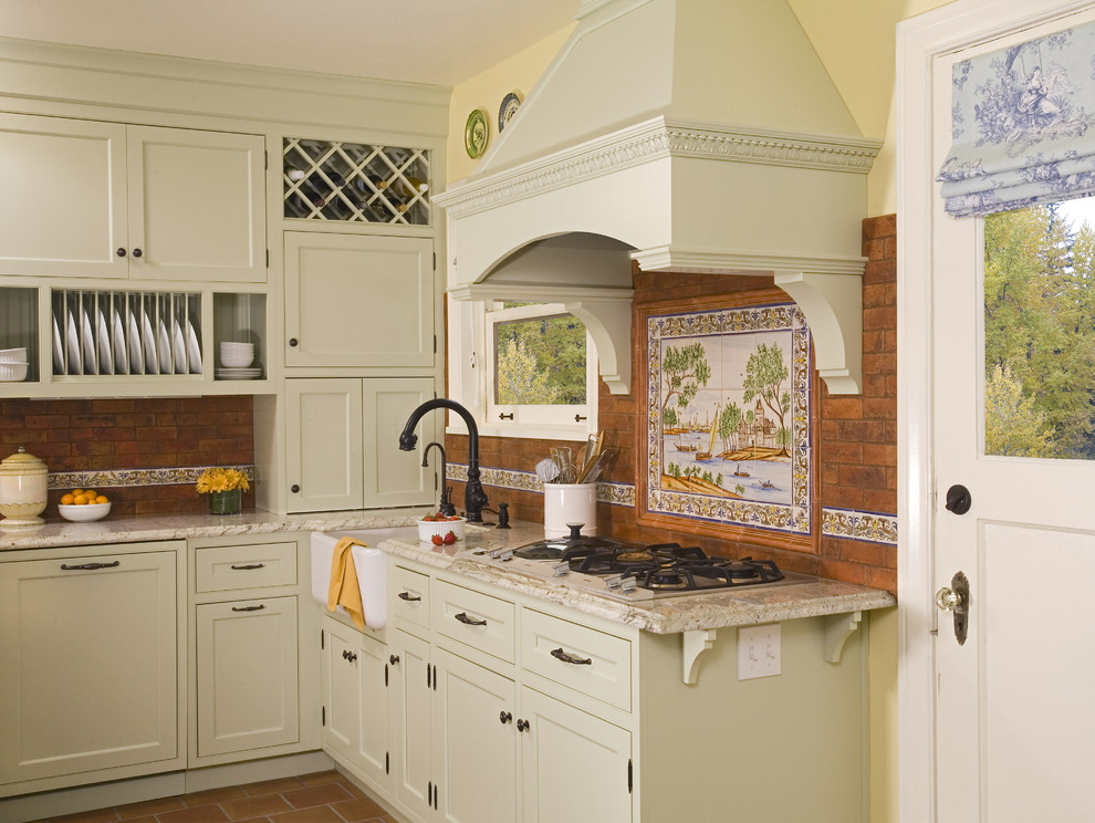 Aménagement d'une cuisine classique avec un placard à porte affleurante et des portes de placards vertess.