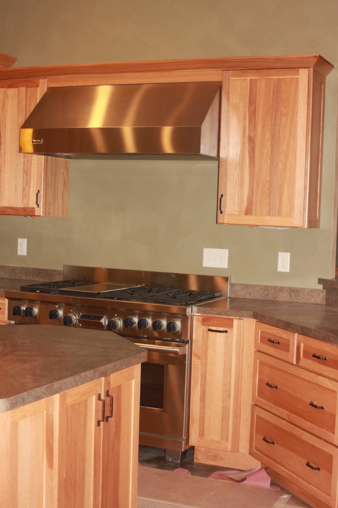 Foto di una grande cucina rustica con lavello da incasso, ante con riquadro incassato, ante in legno chiaro, top in laminato e elettrodomestici in acciaio inossidabile