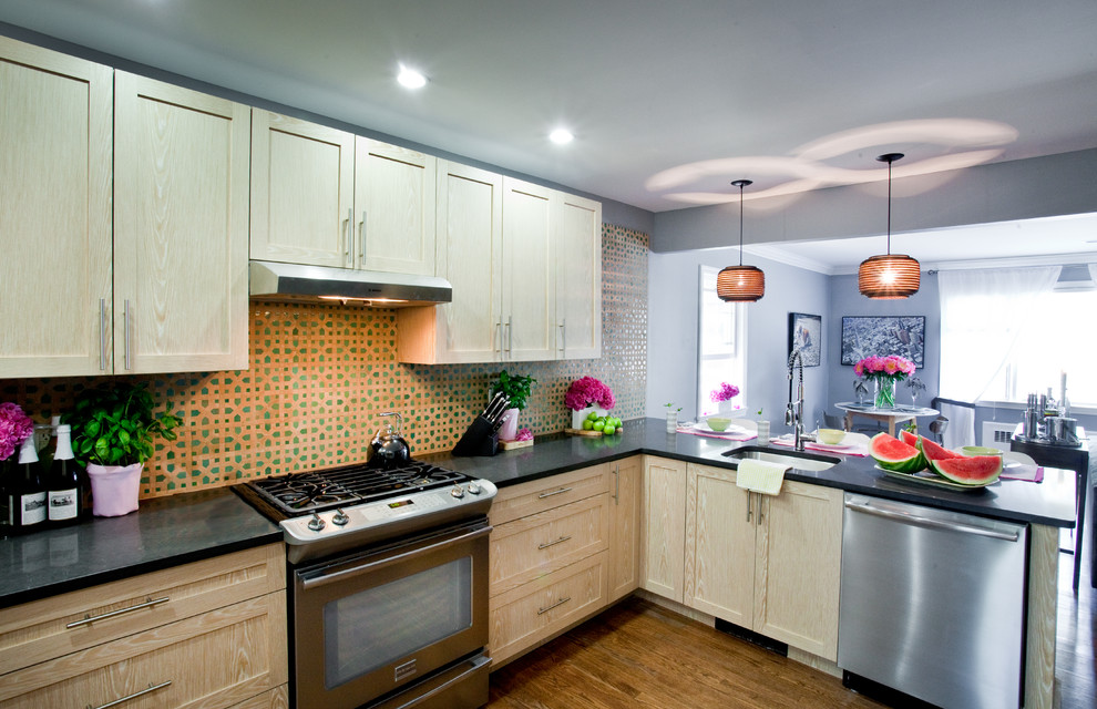 Свежая идея для дизайна: кухня-гостиная в стиле рустика с фасадами в стиле шейкер, разноцветным фартуком и техникой из нержавеющей стали - отличное фото интерьера