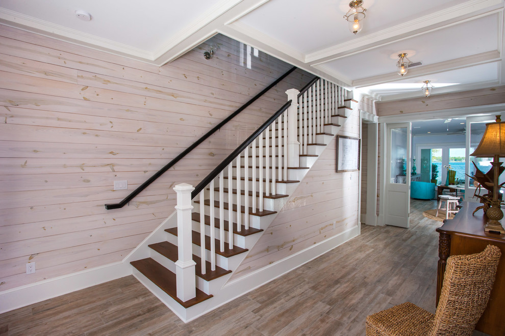 Источник вдохновения для домашнего уюта: большая лестница в морском стиле