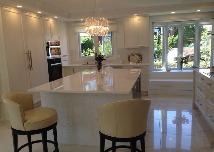 Large transitional l-shaped eat-in kitchen photo in Montreal with an undermount sink, shaker cabinets, white cabinets, quartz countertops, white backsplash, paneled appliances, an island and stone slab backsplash