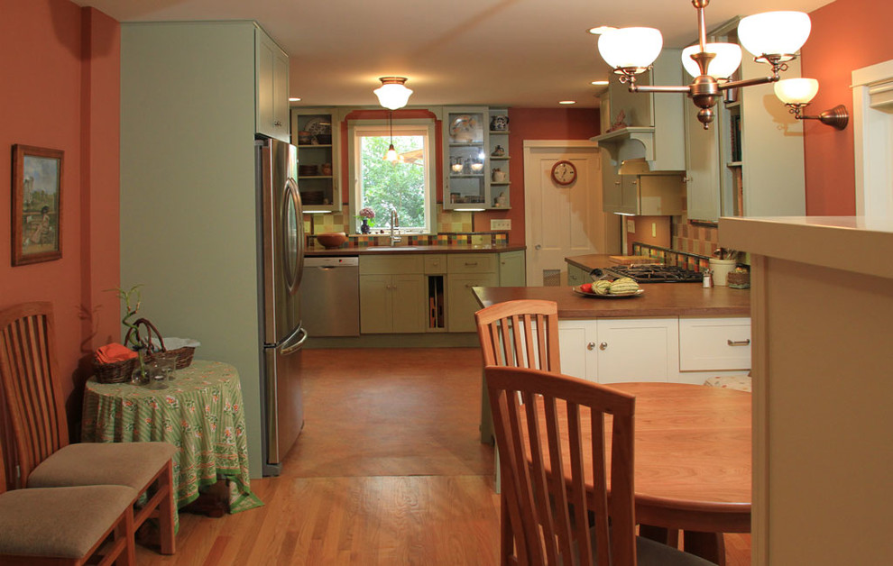 Foto på ett eklektiskt kök, med flerfärgad stänkskydd, stänkskydd i keramik och rostfria vitvaror