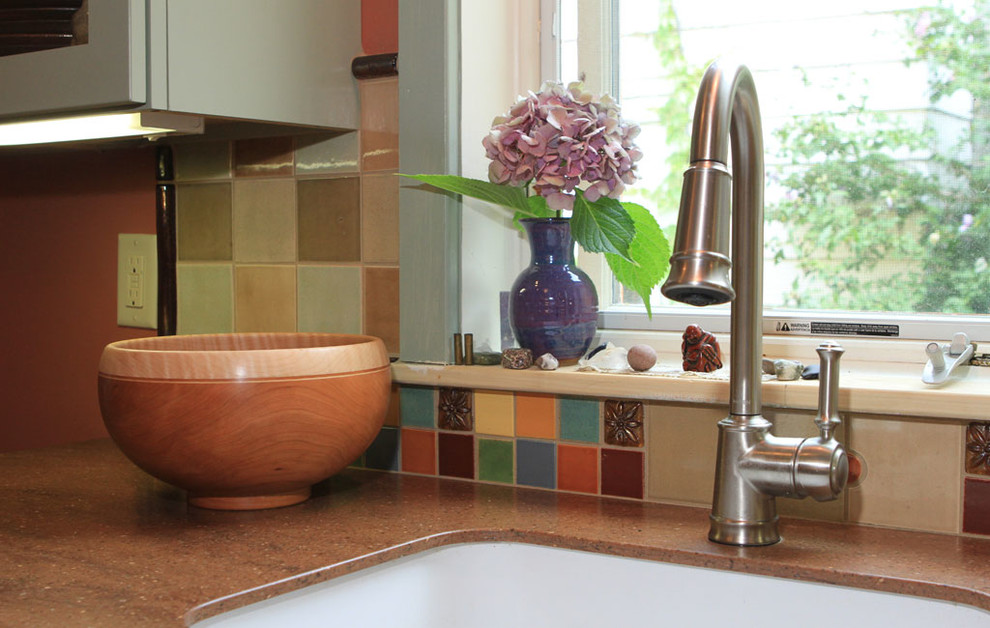 Diseño de cocina ecléctica con salpicadero multicolor, salpicadero de azulejos de cerámica y electrodomésticos de acero inoxidable