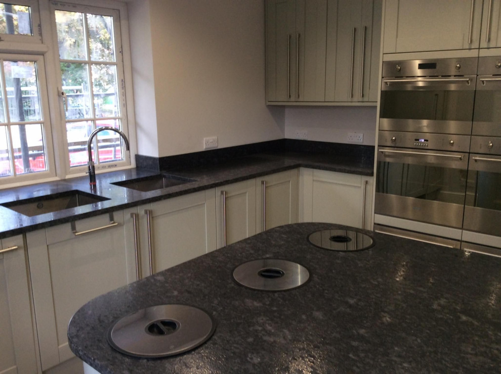 Landhausstil Küche mit Granit-Arbeitsplatte und grauer Arbeitsplatte in London