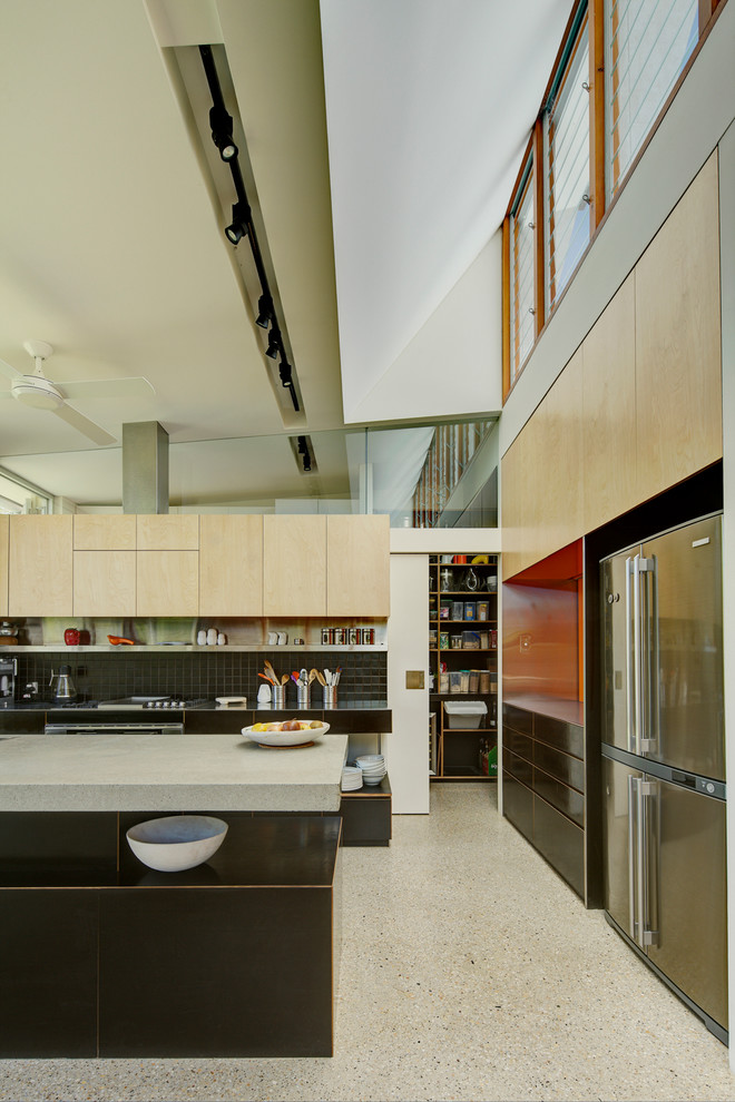 Immagine di una cucina contemporanea con ante lisce, ante nere e paraspruzzi nero