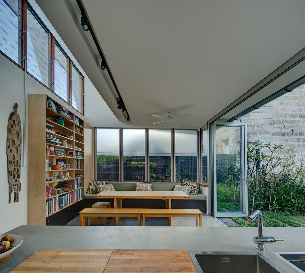 Moderne Küche mit Einbauwaschbecken, Betonarbeitsplatte und Betonboden in Sydney