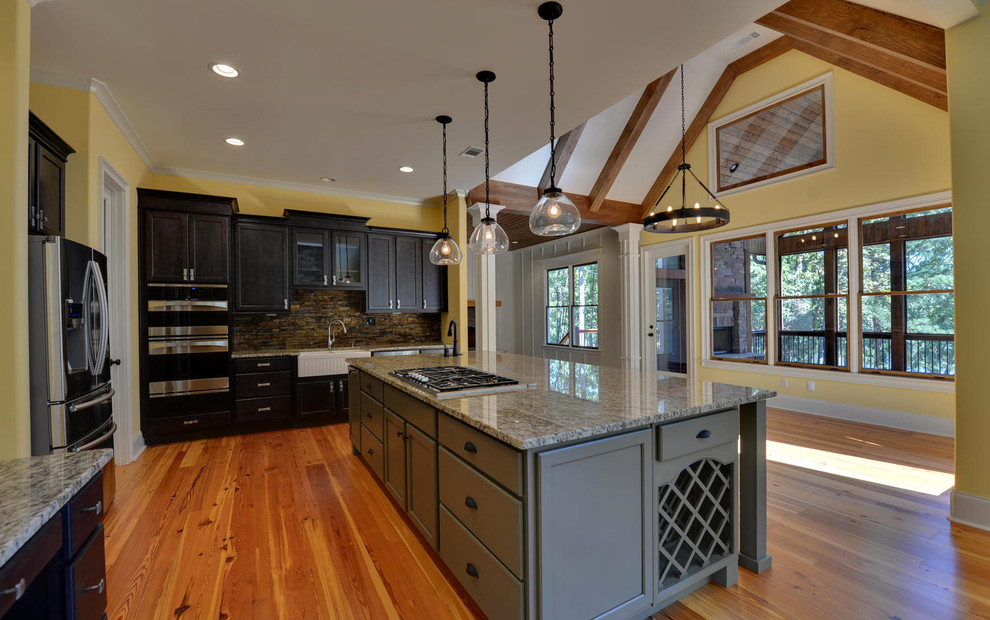 Idéer för att renovera ett stort amerikanskt l-kök, med en rustik diskho, skåp i shakerstil, grå skåp, granitbänkskiva, flerfärgad stänkskydd, stänkskydd i tegel, rostfria vitvaror, ljust trägolv, en köksö och brunt golv