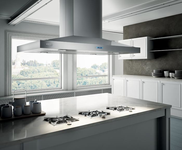 Imagen de cocina actual con electrodomésticos de acero inoxidable y una isla