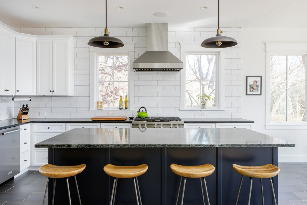 ボストンにある北欧スタイルのおしゃれなキッチン (フラットパネル扉のキャビネット、白いキャビネット、御影石カウンター、白いキッチンパネル、サブウェイタイルのキッチンパネル、シルバーの調理設備、グレーの床、グレーのキッチンカウンター) の写真