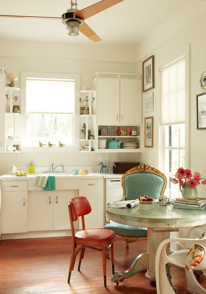 Einzeilige Shabby-Look Wohnküche mit flächenbündigen Schrankfronten, weißen Schränken und braunem Holzboden in Burlington