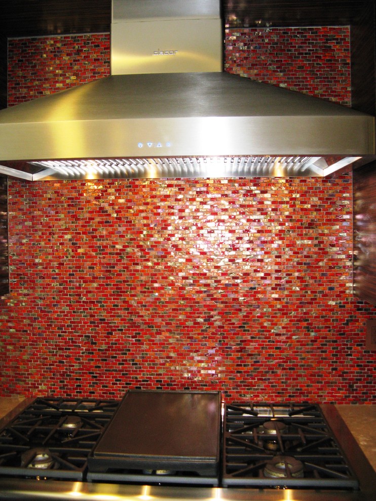Immagine di una grande cucina contemporanea con ante lisce, ante in legno bruno, paraspruzzi rosso, paraspruzzi con piastrelle a mosaico e elettrodomestici in acciaio inossidabile