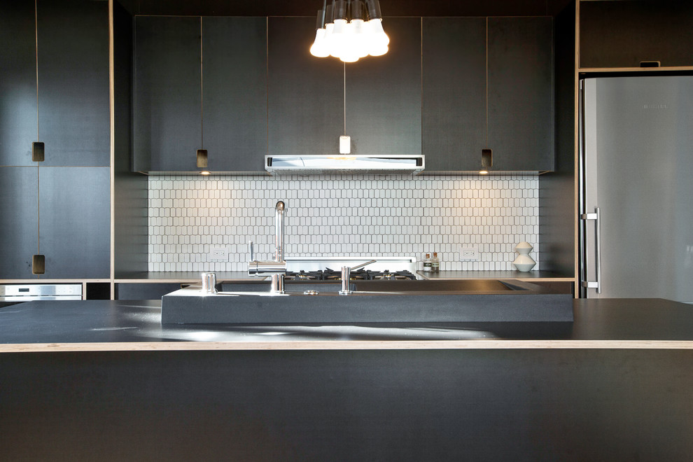Esempio di una cucina design di medie dimensioni con lavello integrato, ante lisce, ante nere, top in laminato, paraspruzzi bianco, paraspruzzi con piastrelle in ceramica, elettrodomestici in acciaio inossidabile e pavimento in legno massello medio