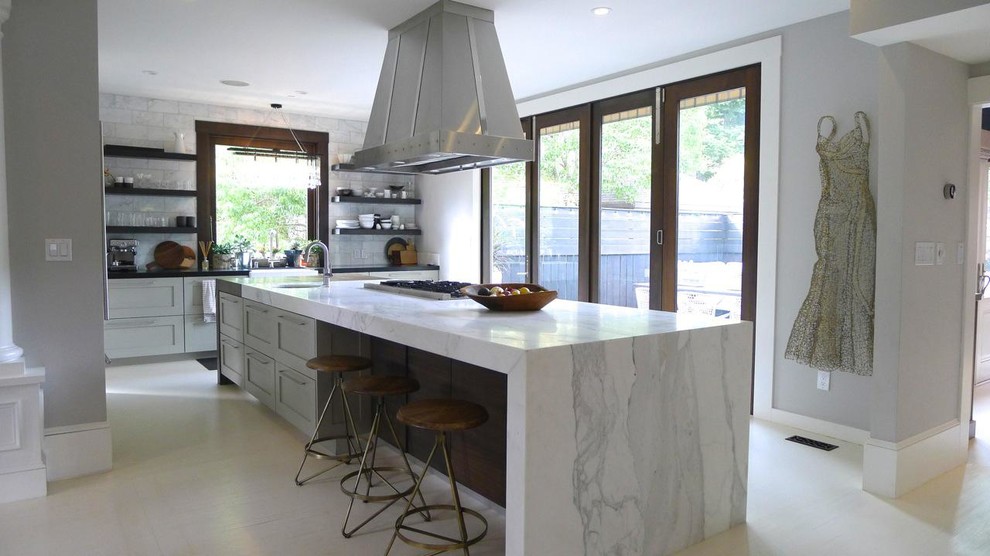 Immagine di un cucina con isola centrale chic con ante bianche, top in marmo, paraspruzzi bianco, elettrodomestici in acciaio inossidabile, pavimento con piastrelle in ceramica e pavimento bianco